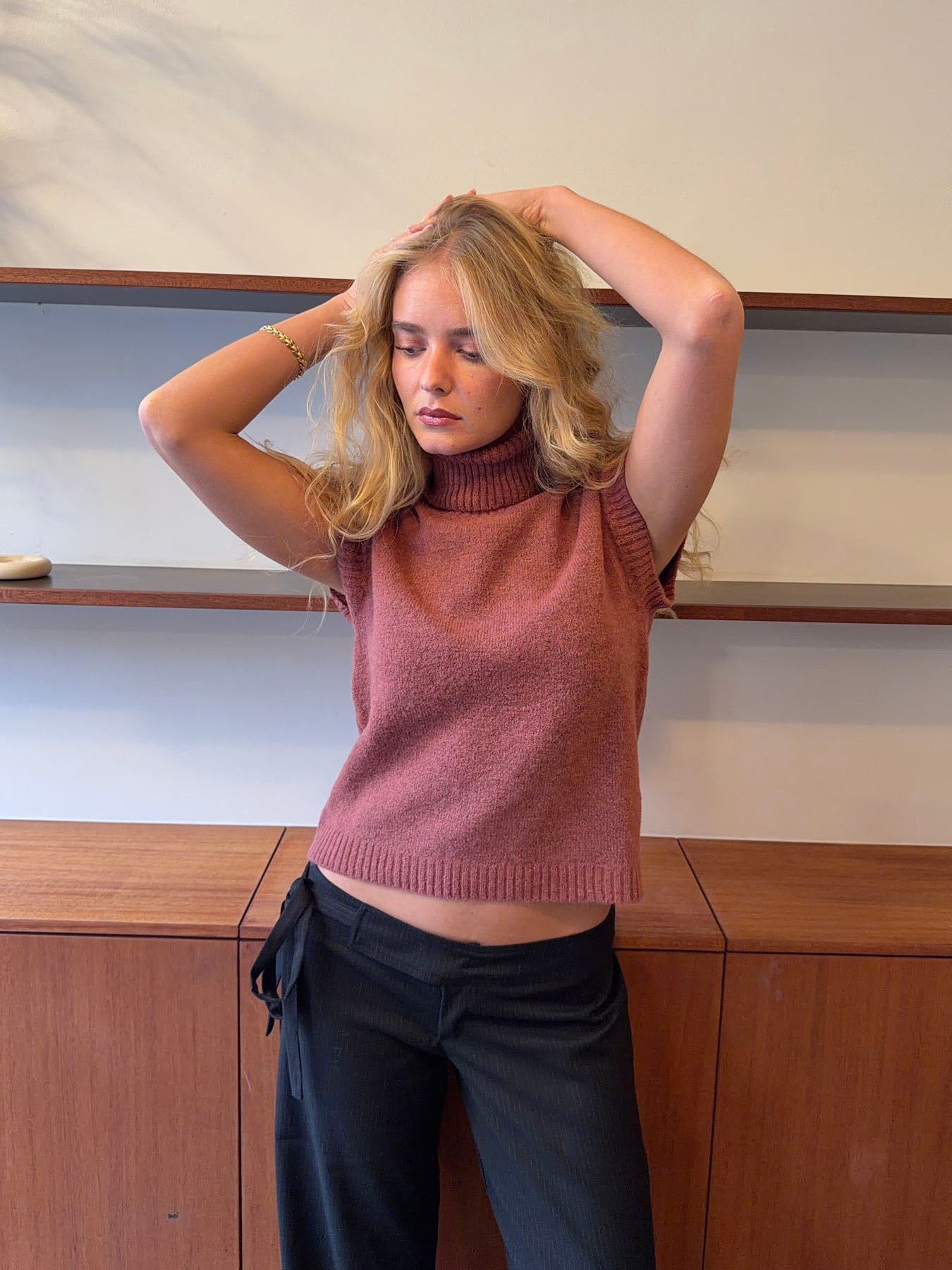 Top de punto de cuello alto ROSELA – Rosa suave