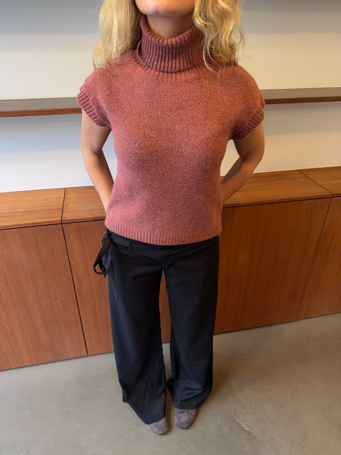 Top de punto de cuello alto ROSELA – Rosa suave