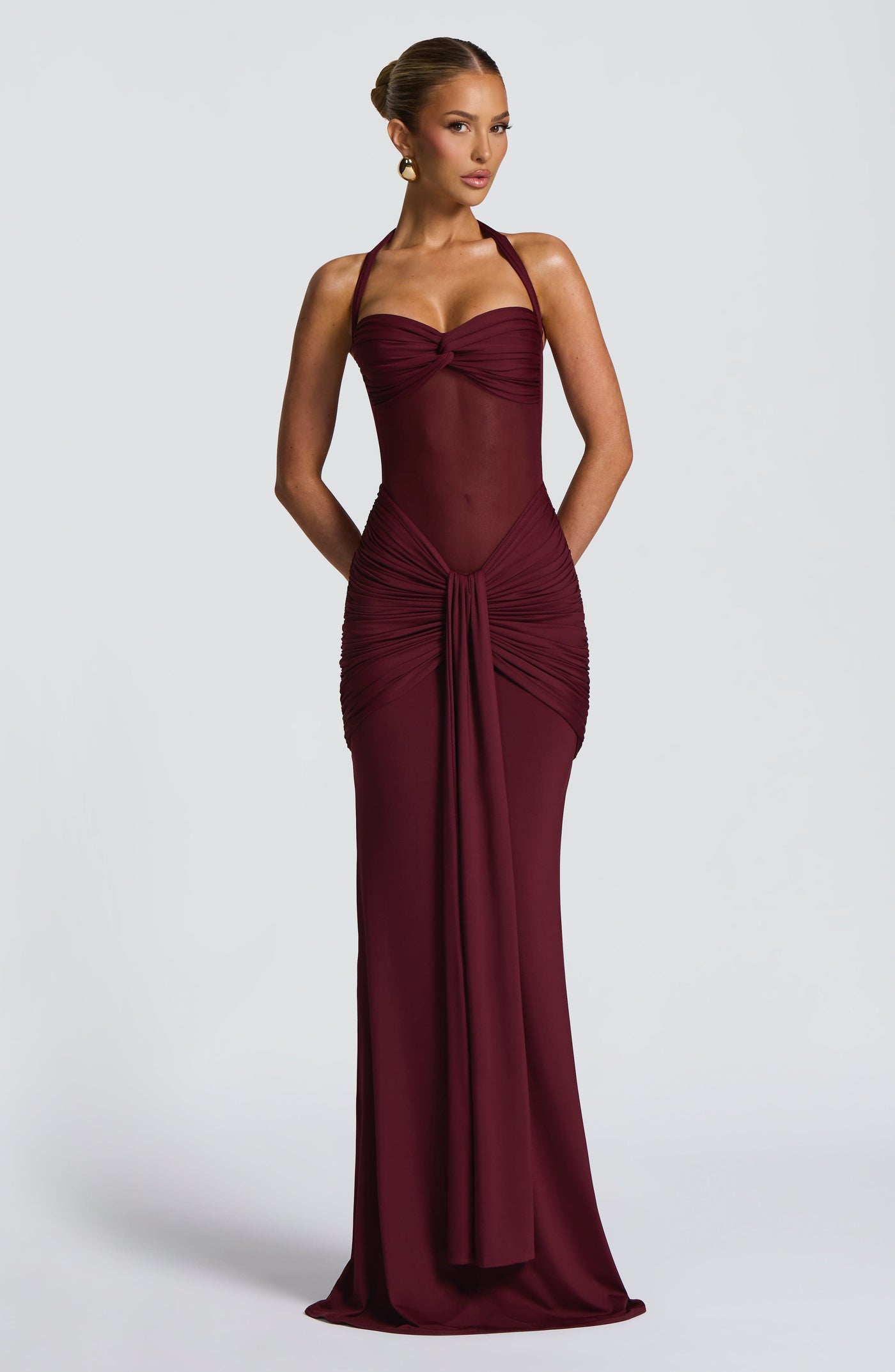 Vestido largo burdeos con espalda descubierta y drapeado