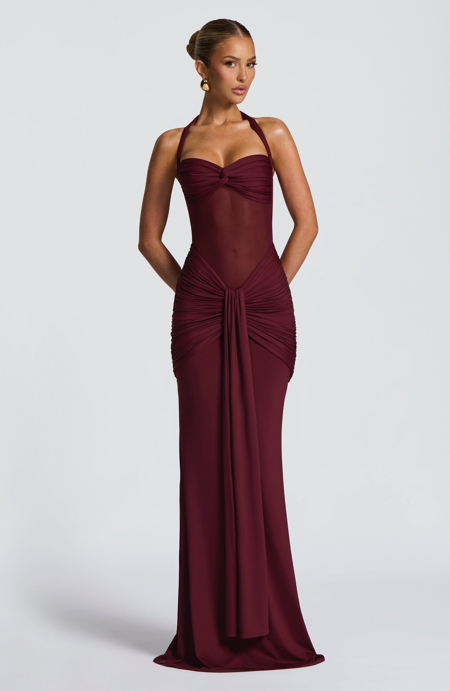 Vestido largo burdeos con espalda descubierta y drapeado