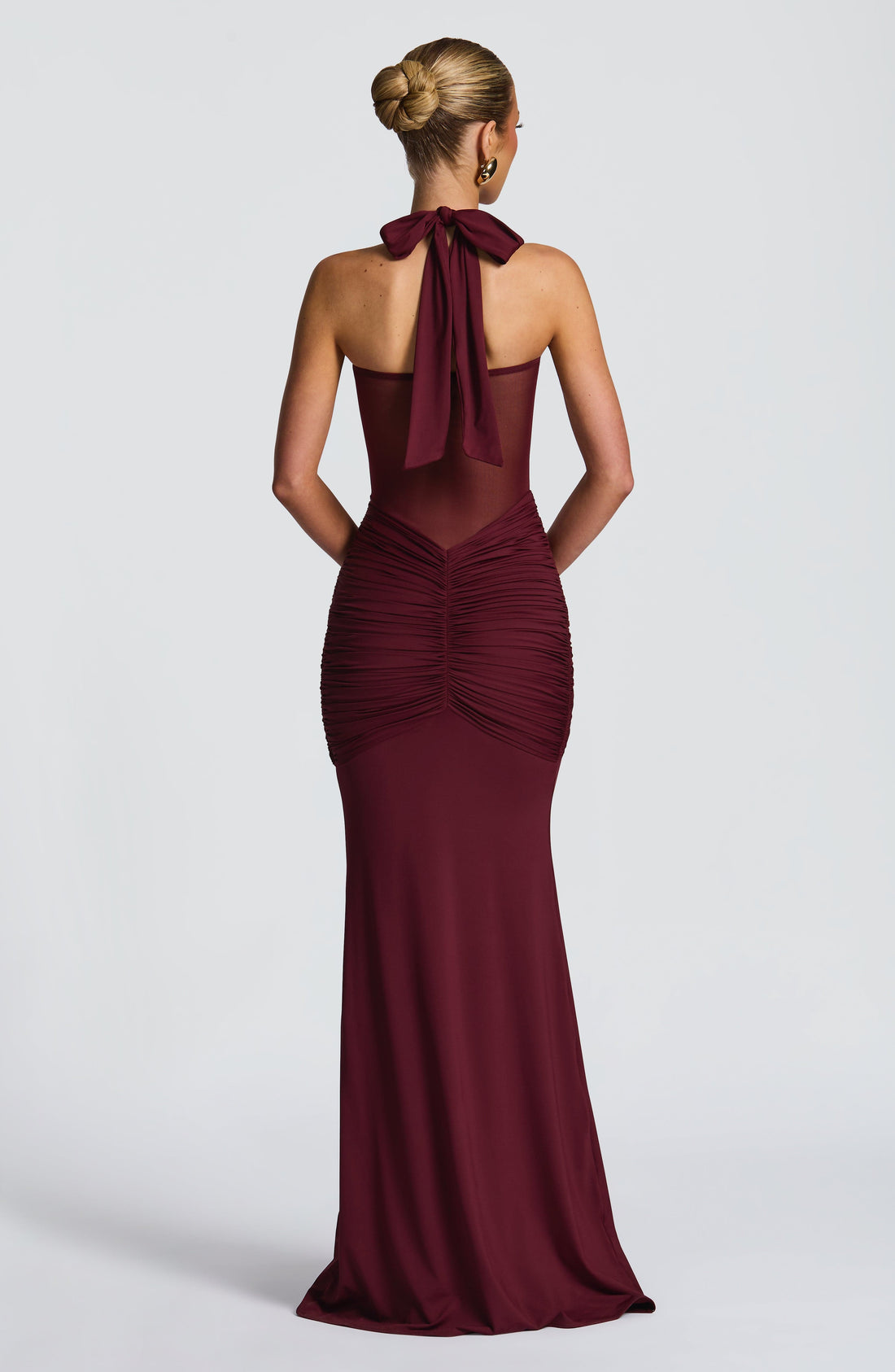 Vestido largo burdeos con espalda descubierta y drapeado