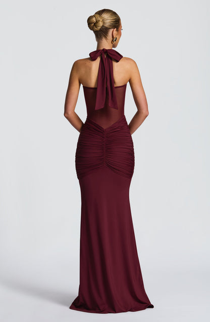 Vestido largo burdeos con espalda descubierta y drapeado