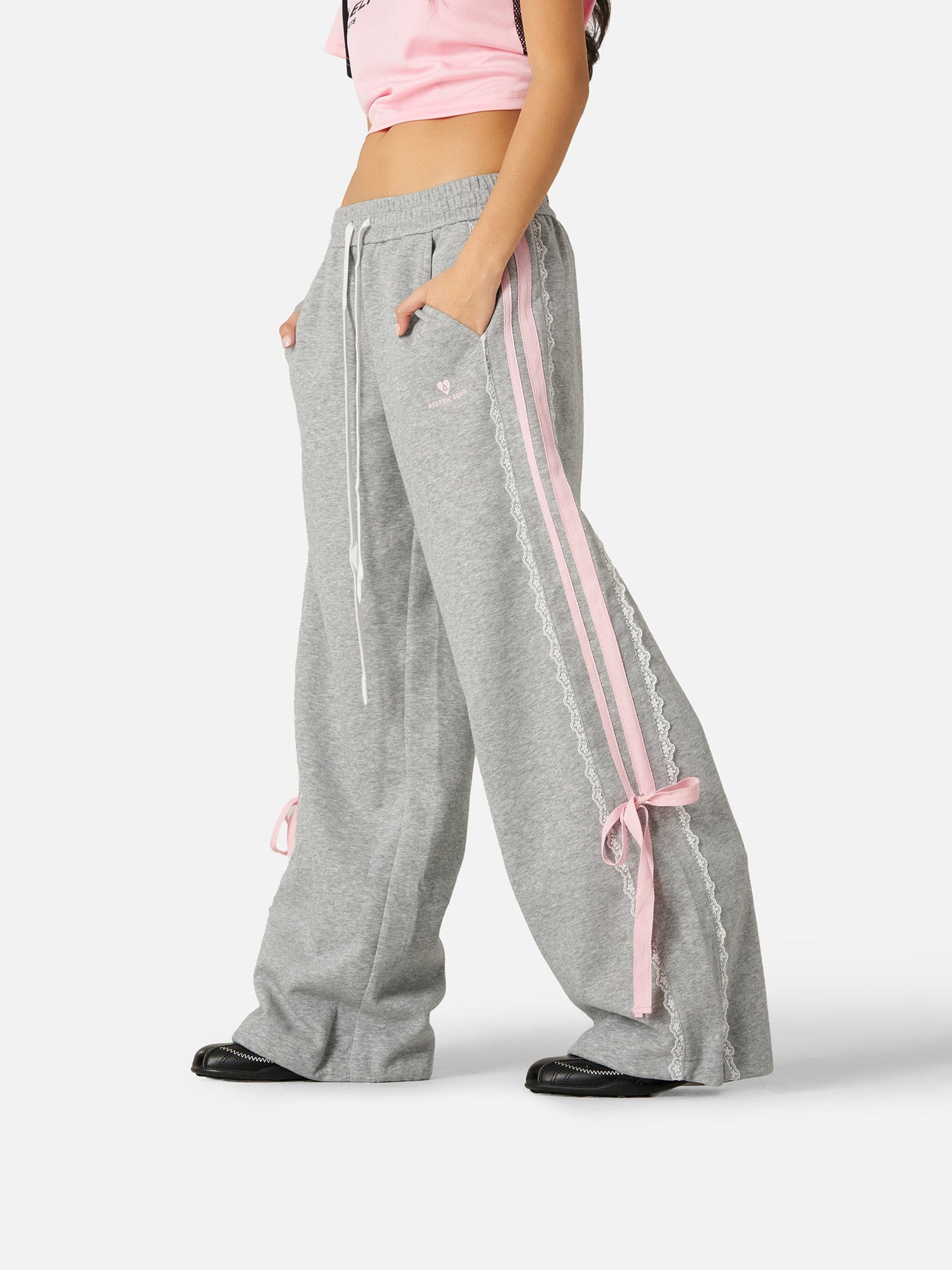 Pantalón baggy con bandas rosas y lazos laterales