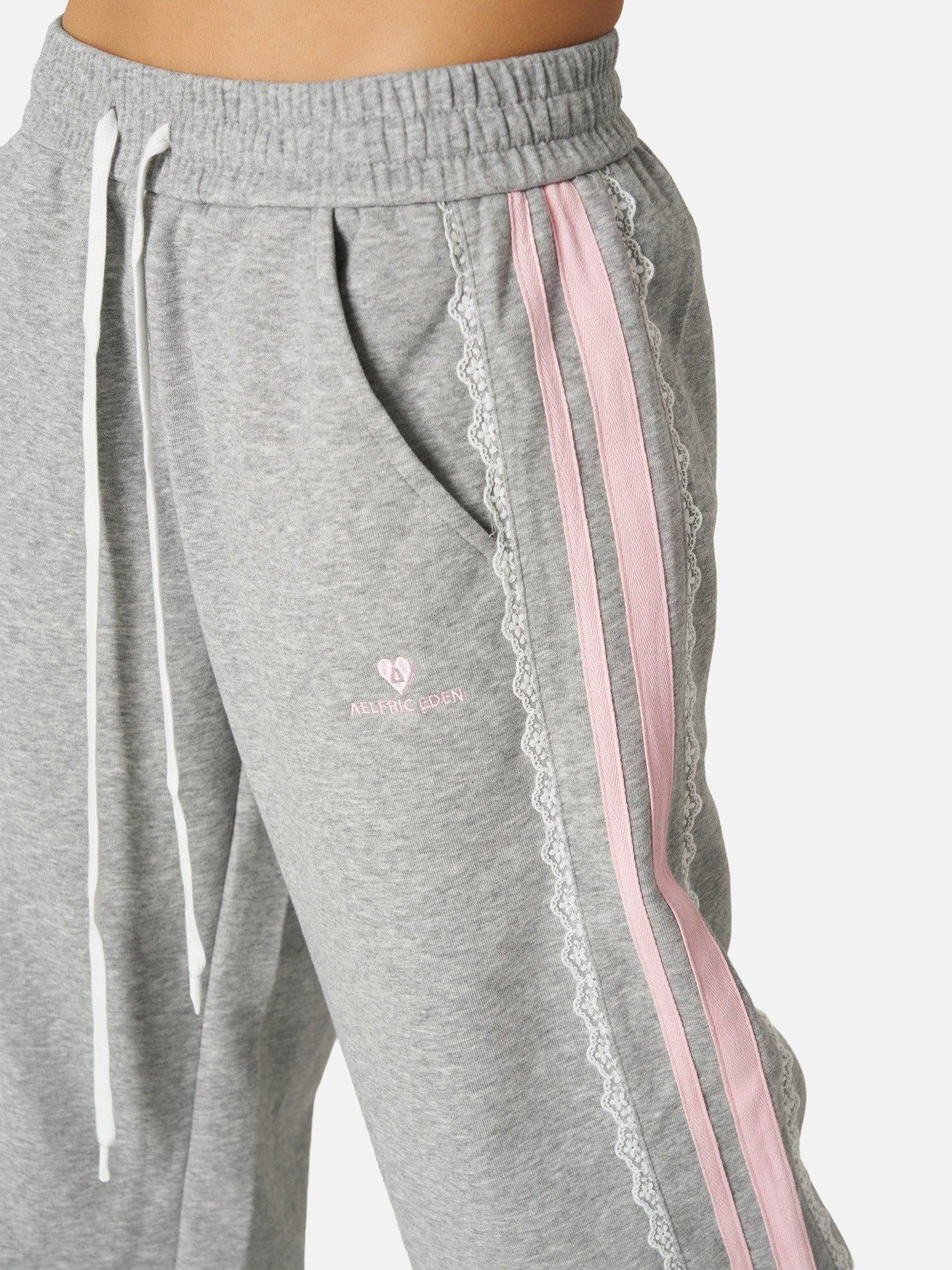 Pantalón baggy con bandas rosas y lazos laterales