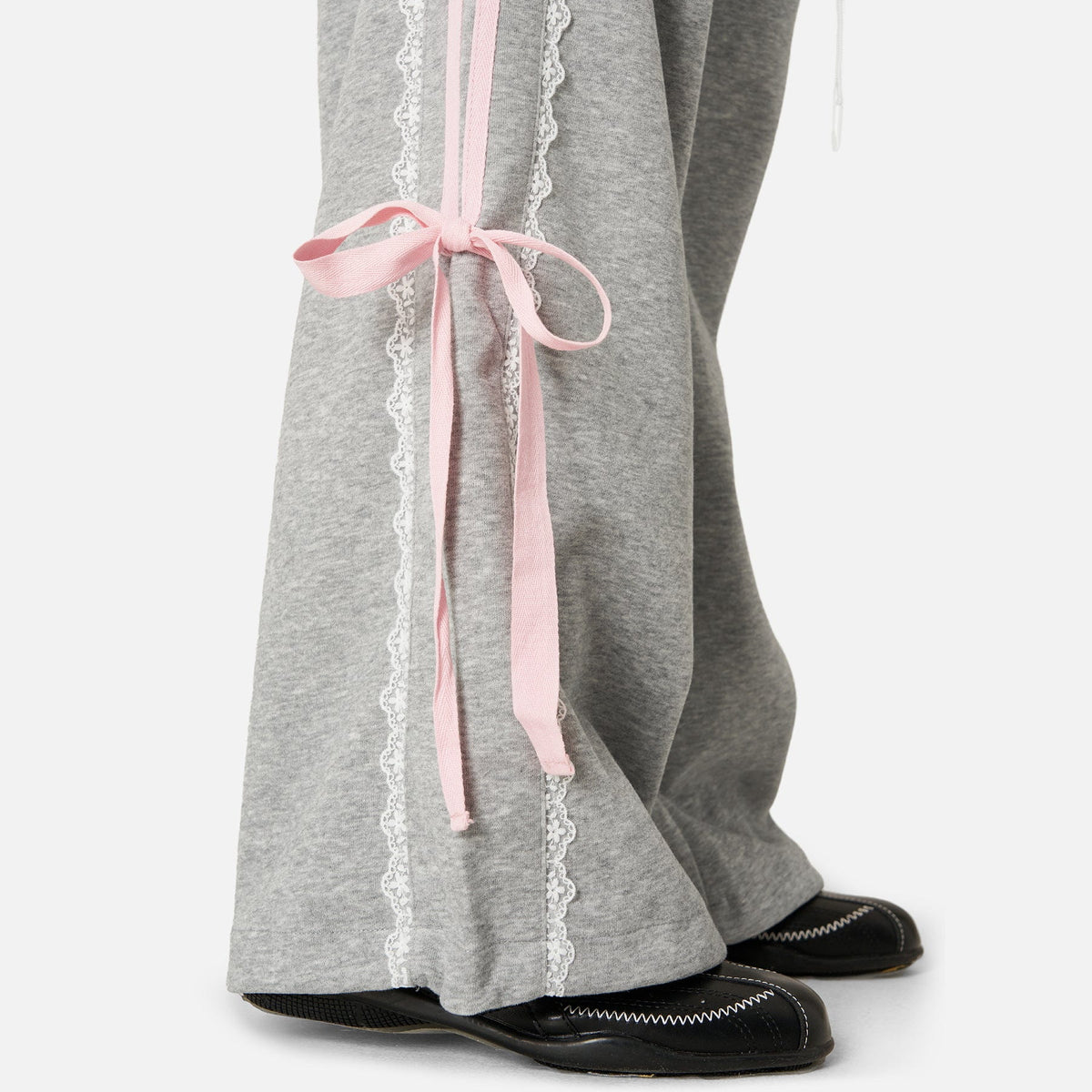 Pantalón baggy con bandas rosas y lazos laterales
