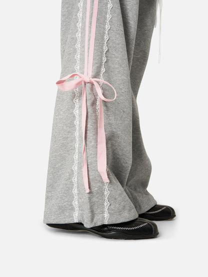 Pantalón baggy con bandas rosas y lazos laterales