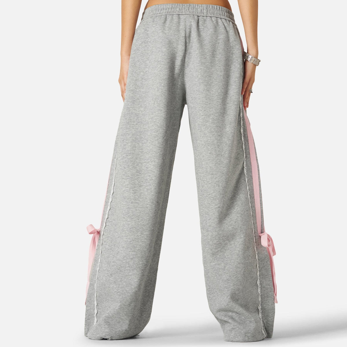 Pantalón baggy con bandas rosas y lazos laterales