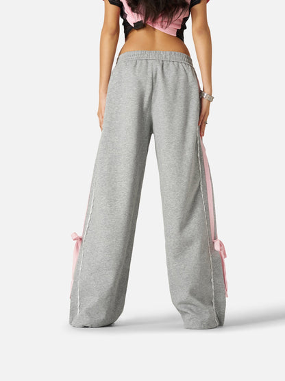 Pantalón baggy con bandas rosas y lazos laterales