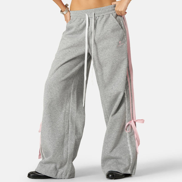 Pantalón baggy con bandas rosas y lazos laterales