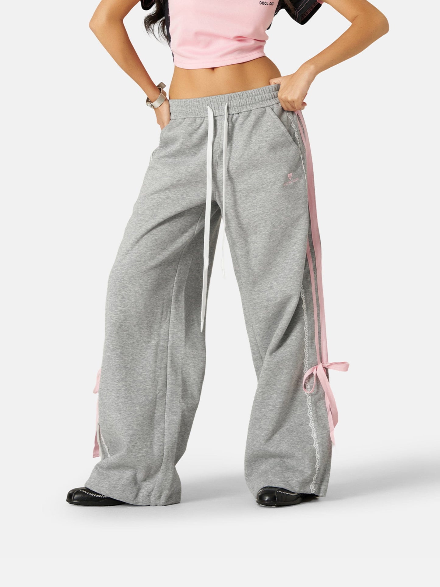 Pantalón baggy con bandas rosas y lazos laterales