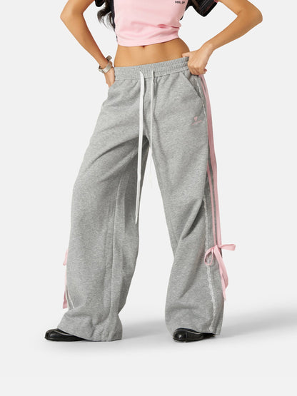 Pantalón baggy con bandas rosas y lazos laterales
